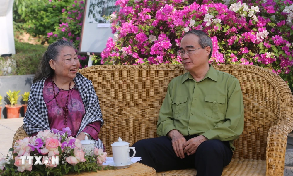 Ông Nguyễn Thiện Nhân, nguyên Ủy viên Bộ Chính trị, nguyên Phó Thủ tướng Chính phủ, nguyên Bí thư Thành ủy Thành phố Hồ Chí Minh và bà Diệp Ngọc Sương, cựu học sinh Trường miền Nam chia sẻ kỷ niệm về những năm tháng học tập tại Hải Phòng. (Ảnh: Minh Thu/TTXVN)