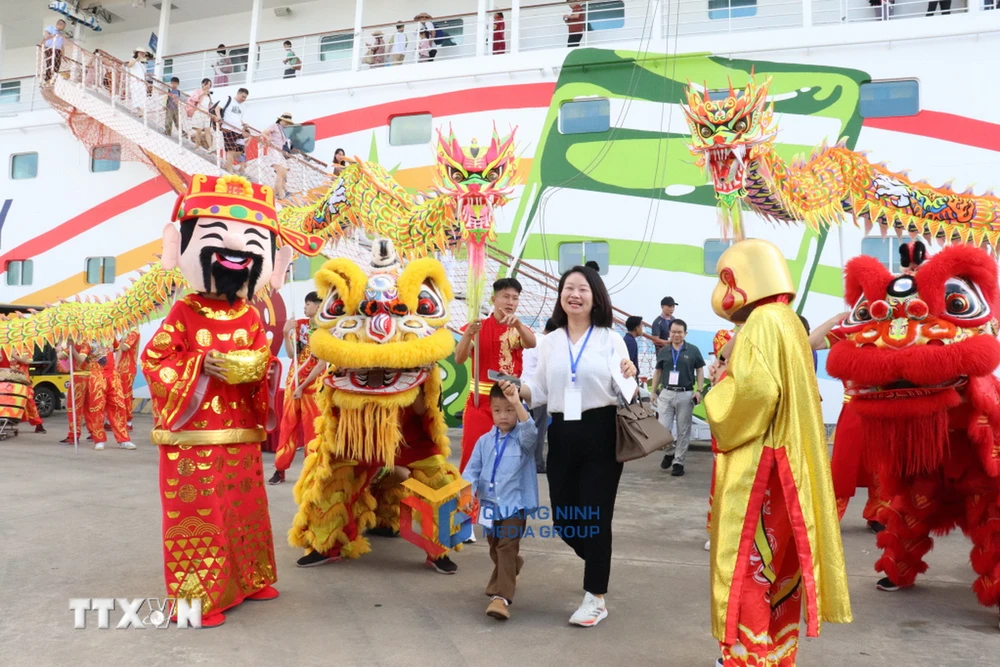 Hơn 1.100 khách du lịch Trung Quốc đã đến thành phố Hạ Long. (Nguồn: Báo Quảng Ninh)