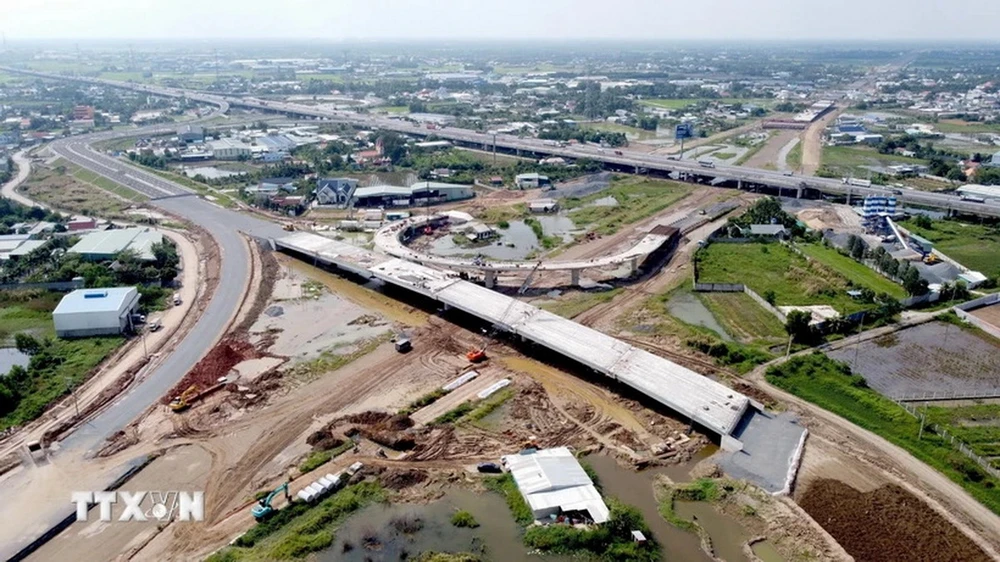 Dự án trọng điểm quốc gia đường Vành đai 3 Thành phố Hồ Chí Minh đoạn qua tỉnh Long An đang được triển khai xây dựng với tiến độ khá tốt. (Ảnh: Bùi Giang/TTXVN)