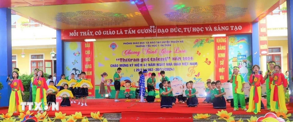 Học sinh trường Tiểu học 1 Thị trấn Thạch Hà (Thạch Hà, Hà Tĩnh) biểu diễn Dân ca Ví, Giặm tại Hội diễn văn nghệ chào mừng ngày 20/11. (Ảnh: TTXVN phát)