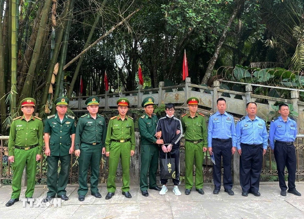 Công an thành phố Chương Châu, tỉnh Phúc Kiến (Trung Quốc) bàn giao đối tượng Lý Văn Hùng cho lực lượng chức năng tỉnh Hà Giang. (Ảnh: TTXVN phát)