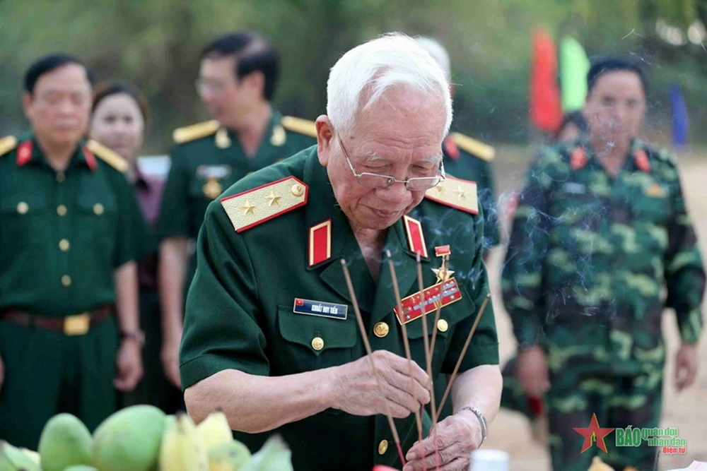 Trung tướng Khuất Duy Tiến thắp hương tưởng nhớ đồng đội. (Nguồn: Báo Quân đội Nhân dân Việt Nam)