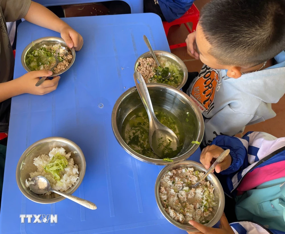 Một bữa ăn của học sinh tại Trường Tiểu học Đoàn Kết, thành phố Lai Châu. (Ảnh: Nguyễn Oanh/TTXVN)