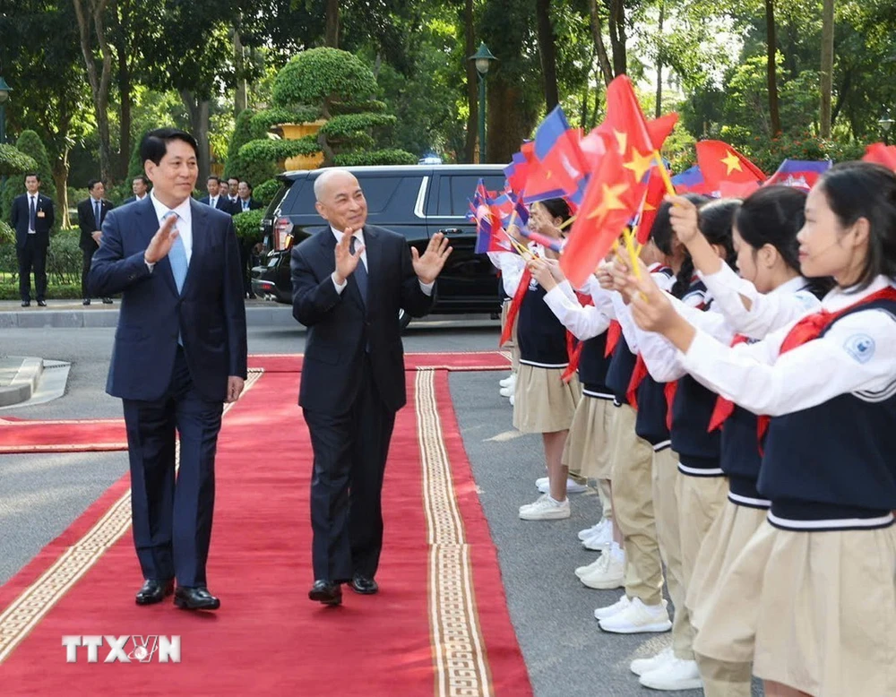 Thiếu nhi Thủ đô chào đón Quốc vương Campuchia Norodom Sihamoni thăm cấp Nhà nước tới Việt Nam. (Ảnh: Lâm Khánh/TTXVN)