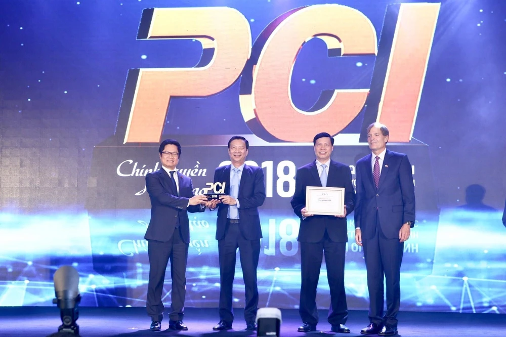 Ban tổ chức trao kỷ niệm chương cho tỉnh Quảng Ninh quán quân PCI năm 2018. (Ảnh: Minh Quyết /TTXVN)