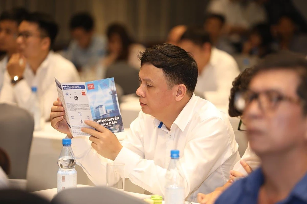 Ngày 28/6, HoSE chính thức đưa sản phẩm chứng quyền có bảo đảm lên giao dịch trên thị trường niêm yết. (Ảnh: PV/Vietnam+)