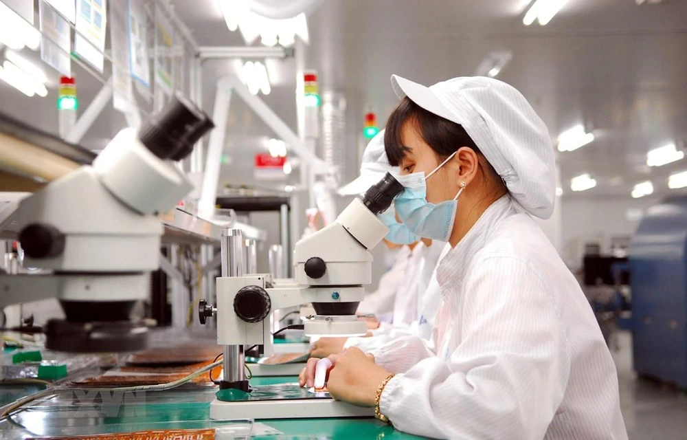 Dây chuyền sản xuất linh kiện điện tử tại Công ty Synopex Việt Nam, tại Khu công nghiệp Quang Minh, Hà Nội. 