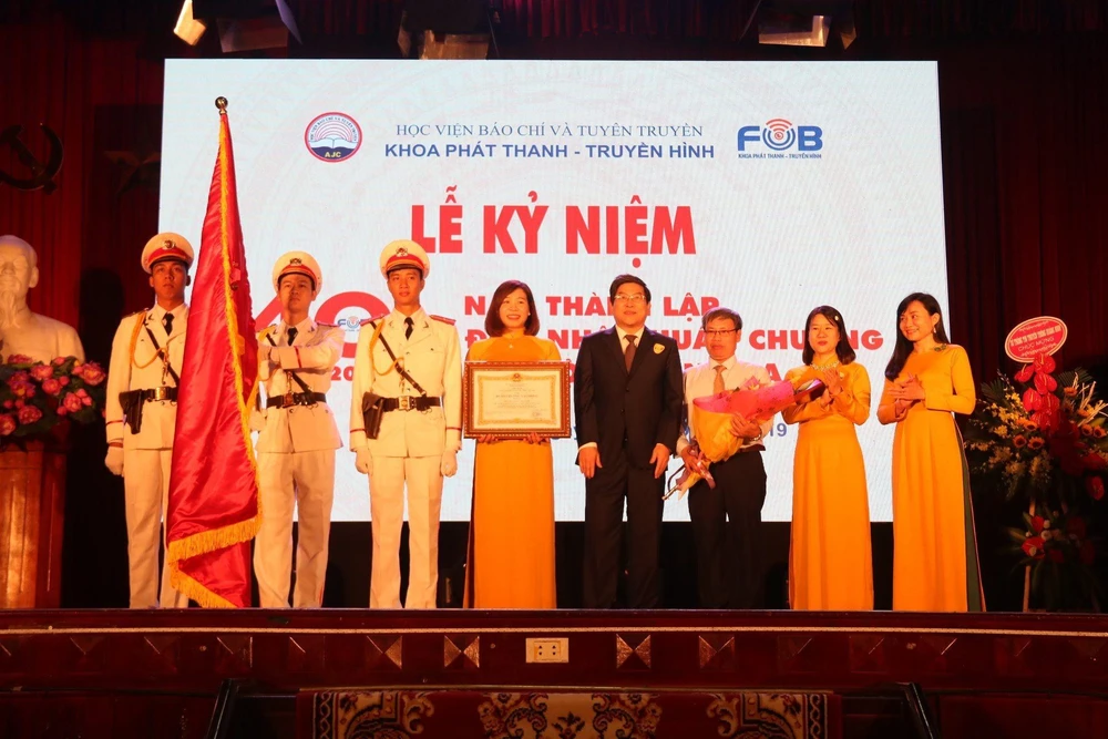 Khoa Phát thanh-Truyền hình, Học viện Báo chí và Tuyên truyền nhận Huân chương Lao động hạng ba. (Ảnh: PV/Vietnam+)