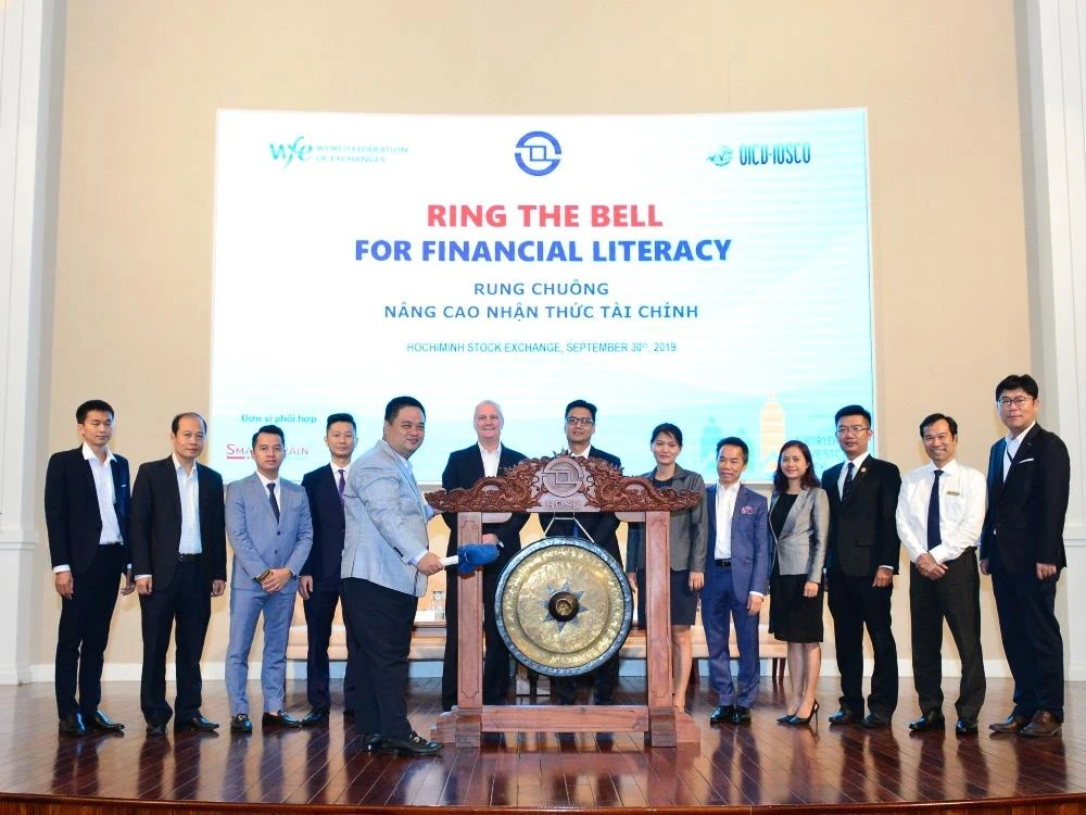 Rung chuông nâng cao nhận thức tài chính là sự kiện hưởng ứng Tuần lễ Nhà Đầu tư Thế giới 2019 . (Ảnh: HoSE/Vietnam+)