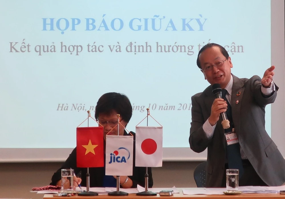  Ông Konaka Tetsuo, Trưởng Đại diện, Văn phòng JICA Việt Nam, trình bày về kết quả hoạt động nửa đầu năm tài chính 2019 và thách thức, định hướng cho nửa cuối năm tài chính 2019. (Ảnh: JiCA/Vietnam+)