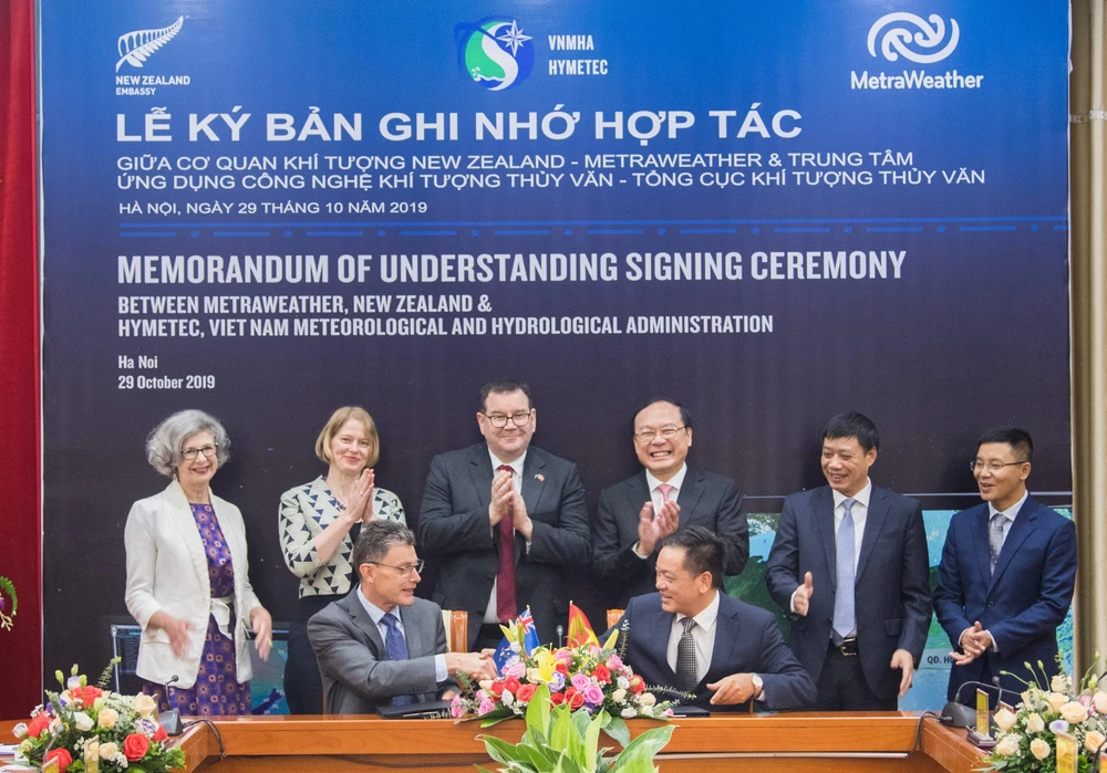 Trung tâm Ứng dụng Công nghệ Khí tượng thủy văn Việt Nam và Cơ quan Khí tượng thuỷ văn New Zealand ký Biên bản ghi nhớ thỏa thuận hợp tác, ngày 29/10. (Ảnh: PV/Vietnam+)