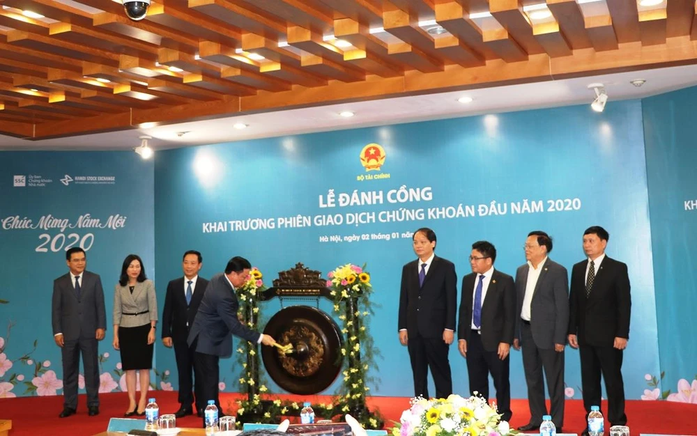 Lễ đánh cồng khai trương phiên giao dịch chứng khoán đầu năm 2020, ngày 2/1, tại HNX. (PV/Vietnam+)