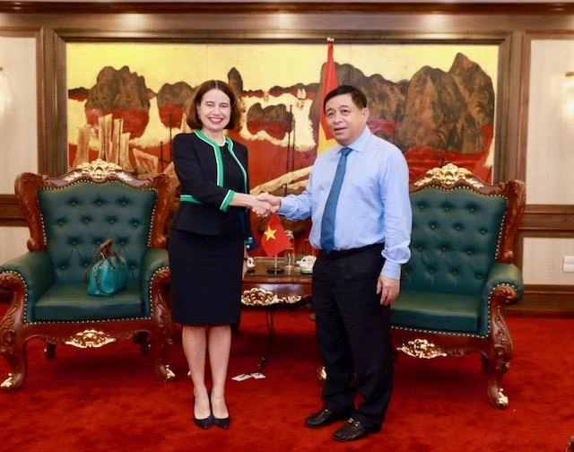 Đại sứ Australia tại Việt Nam Robyn Mudie và Bộ trưởng Bộ Kế hoạch và Đầu tư Nguyễn Chí Dũng tại buổi làm việc ngày 5/6. (Ảnh: CTV/Vietnam+)