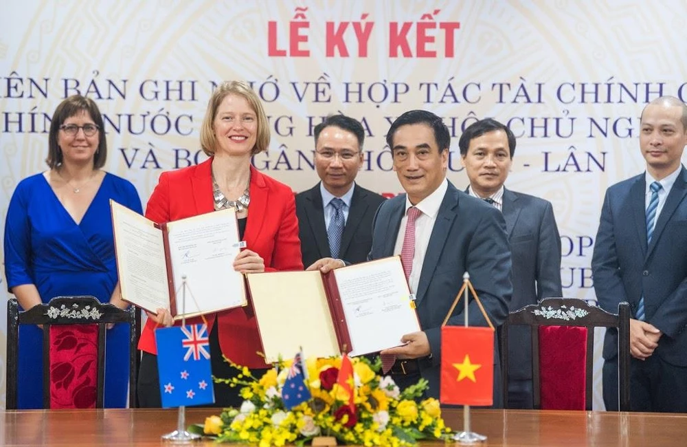 Việt Nam và New Zealand ký Biên bản ghi nhớ hợp tác tài chính, ngày 23/7. (Ảnh: Vietnam+)
