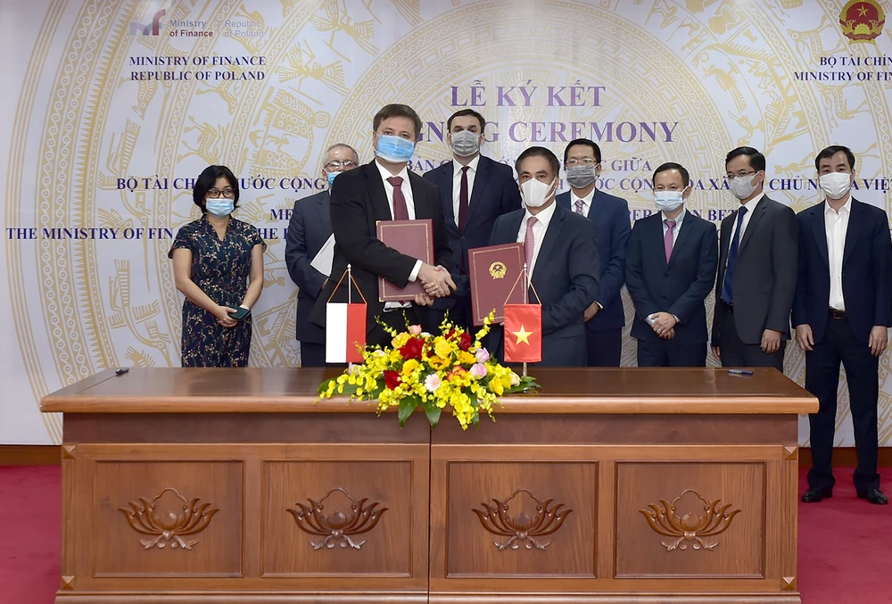 Bộ Tài chính Việt Nam và Bộ Tài chính Ba Lan đã ký kết Bản ghi nhớ về hợp tác, ngày 12/11. (Ảnh: Vietnam+)