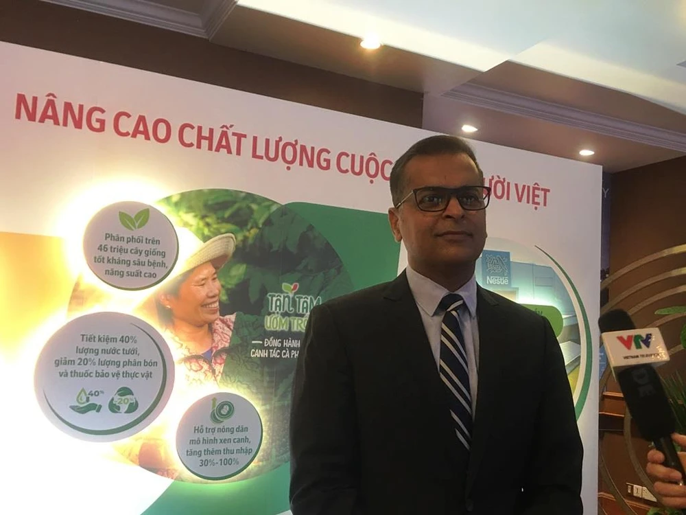 Ông Binu Jacob, Tổng Giám đốc của Nestlé Việt Nam, Đồng Chủ tịch Hội đồng Doanh nghiệp vì sự Phát triển bền vững Việt Nam trao đổi với báo chí. (Ảnh: Vietnam+)
