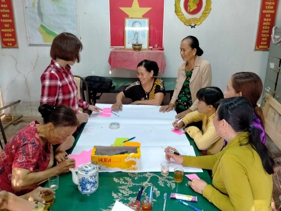 Bà con xã viên tại ấp Tư, xã Mỹ Long Nam, huyện Cầu Ngang, tỉnh Trà Vinh sử dụng công cụ tư duy tìm ra các phương án và cách thức cùng nhau tổ chức kinh tế. (PV/vietnam+)