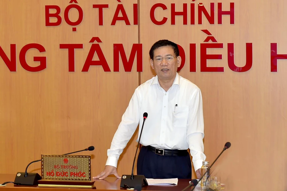 Bộ trưởng Bộ Tài chính Hồ Đức Phớc trao đổi trong buổi làm việc với Tập đoàn FPT. (Ảnh: Vietnam+) 