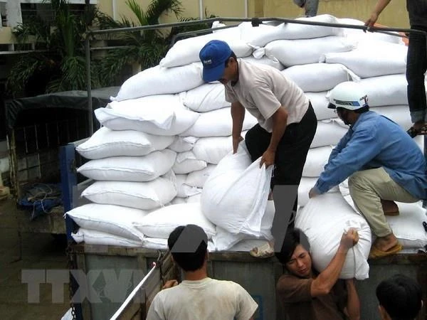 Vận chuyển gạo cứu trợ cho người dân. (Ảnh minh họa: Thái Sơn/TTXVN)