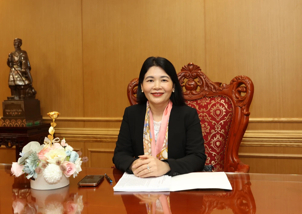 Bà Hà Thị Mỹ Dung, Phó Tổng Kiểm toán Nhà nước Việt Nam có cuộc trao đổi với báo chí về Tuyên bố Hà Nội (được thông qua tại Đại hội ASOSAI 14) với thông điệp chính: Kiểm toán môi trường vì sự phát triển bền vững. (Ảnh: Vietnam+)