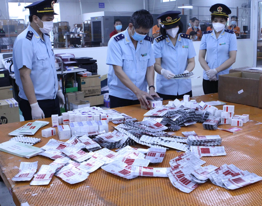 Hơn 60.000 viện thuốc được dùng trong điều trị COVID-19 ngụy trang dưới “vỏ bọc” thực phẩm đã được lực lượng Hải quan phát hiện, bắt giữ. (Ảnh: Vietnam+)