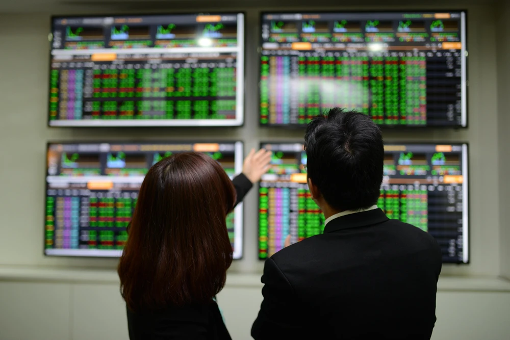 Cơ hội cổ phiếu ‘bắt đáy” chốt lời khi VN-Index tiến gần 1.500 điểm