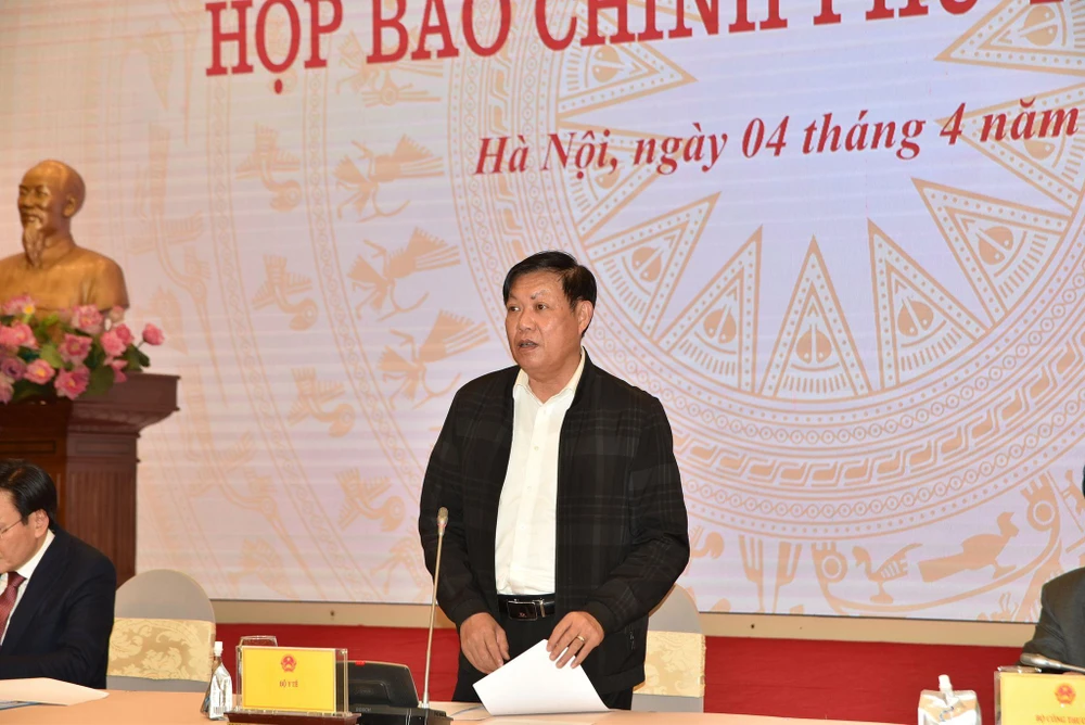 Thứ trưởng Bộ Y tế Đỗ Xuân Tuyên phát biểu tại cuộc họp chiều 4/4. (Ảnh: Vietnam+)