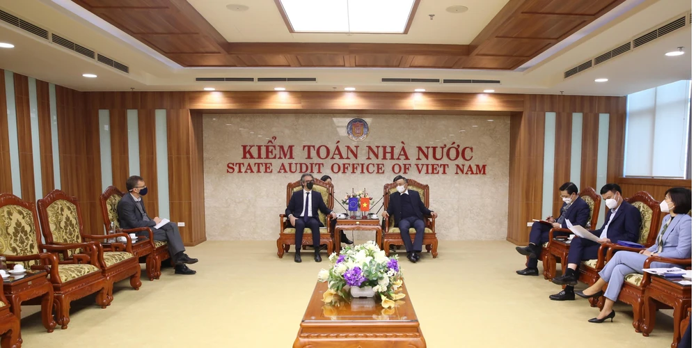 Tổng Kiểm toán Nhà nước, Trần Sỹ Thanh đón tiếp Đại sứ Giorgio Aliberti, Trưởng Phái đoàn Liên minh châu Âu tại Việt Nam, ngày 23/2. (Ảnh: Vietnam+)