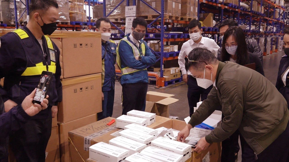 Cục Điều tra chống buôn lậu đã khám xét phát hiện hơn 85.000 test nhanh COVID-19 các loại có xuất xứ Hàn Quốc, trị giá ước tính trên 8 tỷ đồng. (Ảnh: CTV/Vietnam+)