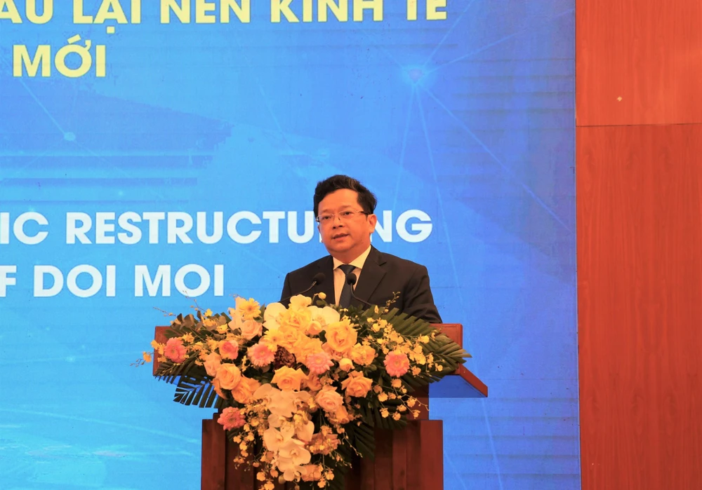 Phó Trưởng Ban Kinh tế Trung ương, Nguyễn Đức Hiển phát biểu tại hội thảo.” (Ảnh: Vietnam+)