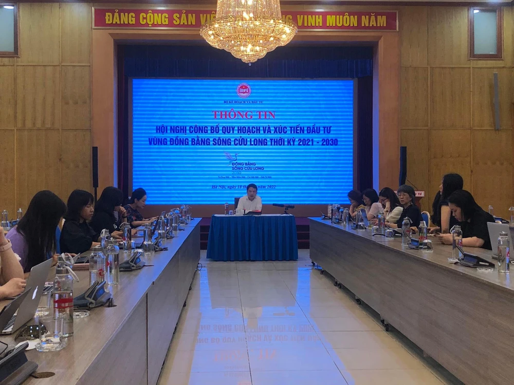 Thứ trưởng Bộ Kế hoạch và Đầu tư Trần Quốc Phương trao đổi thông tin về hội nghị công bố quy hoạch và xúc tiến đầu tư vùng Đồng bằng sông Cửu Long, ngày 18/6. (Ảnh: Vietnam+)