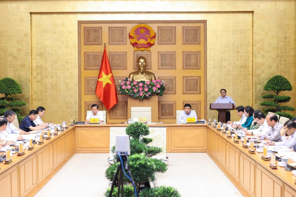 Thủ tướng Phạm Minh Chính chỉ trì làm việc với các bộ, ngành, cơ quan ... để lấy ý kiến hoàn thiện Đề án 'Bảo đảm ổn định kinh tế vĩ mô, kiềm chế lạm phát, chống suy thoái và bảo đảm các cân đối lớn của nền kinh tế,' ngày 30/7. (Ảnh: Vietnam+)