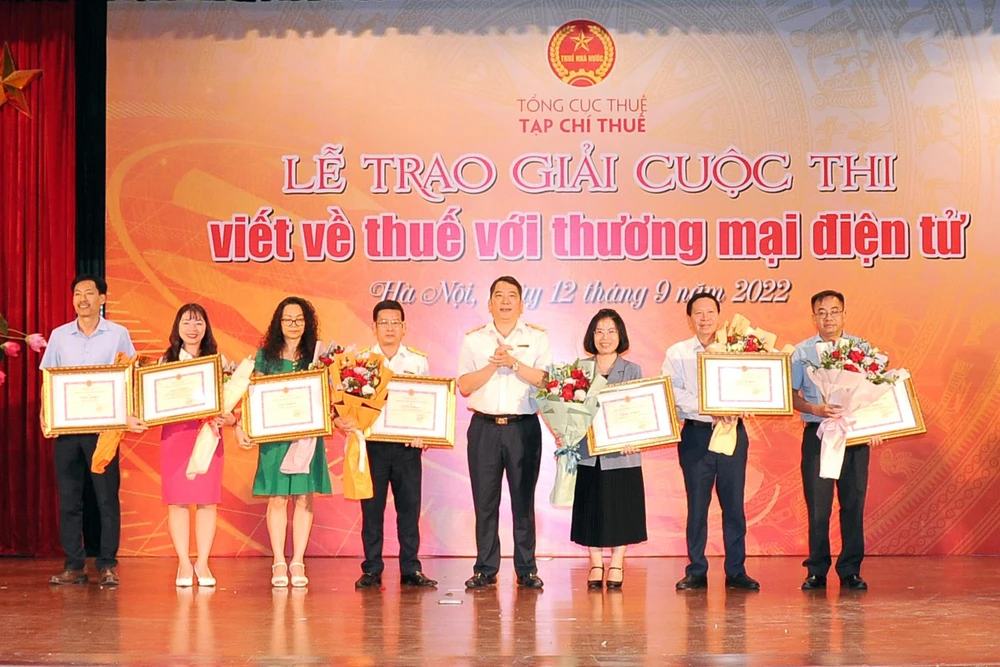 Lễ trao giải cuộc thi viết về Thuế với thương mại điện tử, ngày 12/9. (Ảnh: Vietnam+)