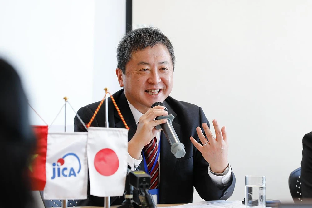 ông Shimizu Akira, Trưởng Đại diện Văn phòng JICA Việt Nam phát biểu tại buổi Họp báo năm 2022 của Văn phòng JICA Việt Nam. (Ảnh: Vietam+)