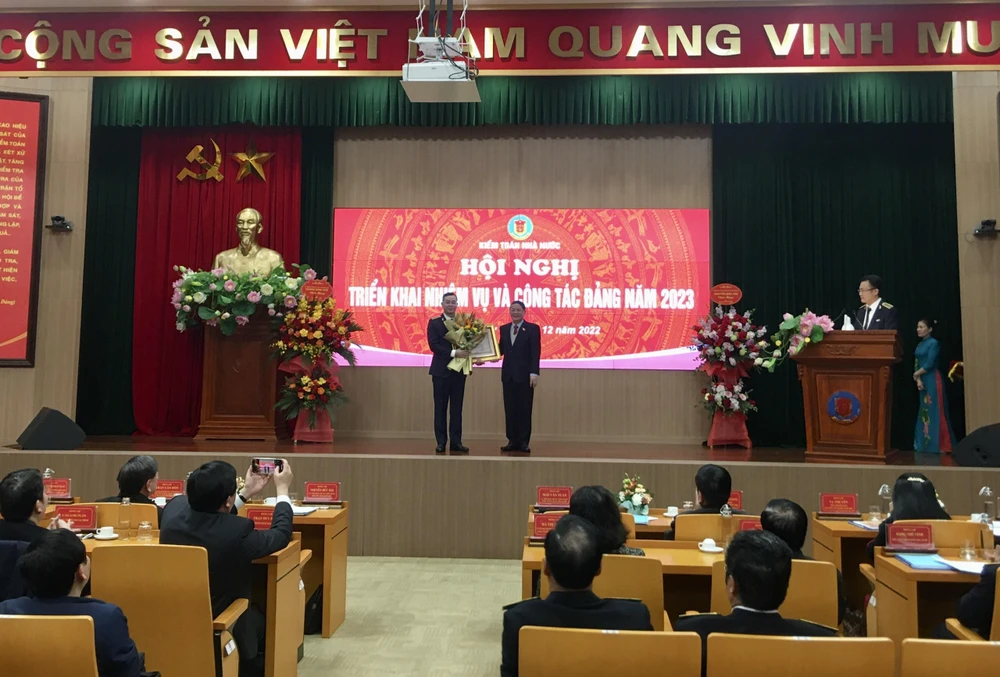 Phó chủ tịch Quốc hội Nguyễn Đức Hải trao Huân chương Lao động Hạng nhất cho Tổng Kiểm toán Nhà nước Ngô Văn Tuấn, tại Hội nghị Triển khai nhiệm vụ và công tác Đảng năm 2023. (Ảnh: Vietnam+)