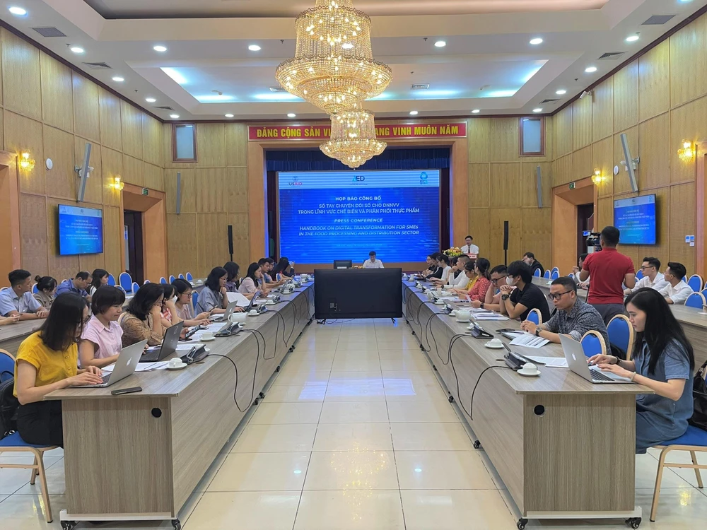 Sự kiện ra mắt Sổ tay Chuyển đổi số cho doanh nghiệp nhỏ và vừa trong lĩnh vực chế biến và phân phối thực phẩm, ngày 28/6. (Ảnh: Hạnh Nguyễn/Vietnam+)