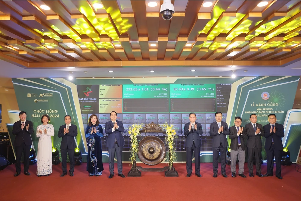 Sở giao dịch Chứng khoán Hà Nội đã tổ chức Lễ đánh cồng Khai trương phiên giao dịch chứng khoán đầu năm 2024. (Ảnh: Vietnam+)