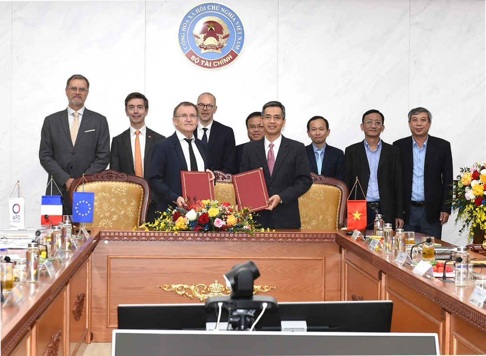 Lễ trao Thỏa ước đã ký với AFD để tài trợ cho các dự án của tỉnh Quảng Nam và Quảng Trị. (Ảnh: Vietnam+) 