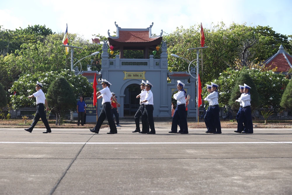 Quân và dân huyện đảo Trường Sa nâng cao năng lực bảo vệ chủ quyền của Tổ quốc. (Ảnh: Vietnam+)