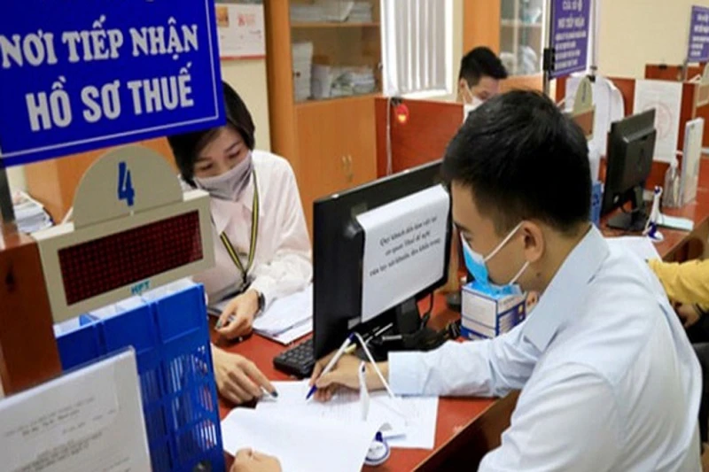 Nguồn thu từ dầu thô là 21.240 tỷ đồng, bằng 46% so với dự toán, thu nội địa ước đạt 619.060 tỷ đồng và bằng 43% dự toán. (Ảnh: Vietnam+)