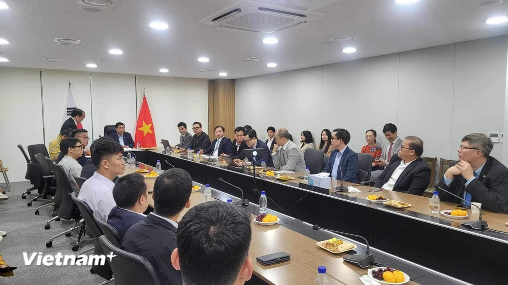 Bộ trưởng Bộ Kế hoạch và Đầu tư Nguyễn Chí Dũng đã làm việc với Mạng lưới đổi mới sáng tạo Việt Nam tại Hàn Quốc. (Ảnh: MPI/Vietnam+)