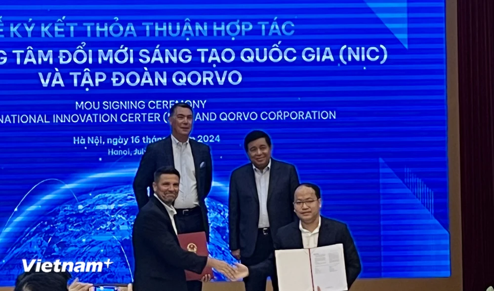 Lễ trao Biên bản ghi nhớ hợp tác (MOU) giữa NIC và Qorvo diễn ra dưới sự chứng kiến của Bộ trưởng Nguyễn Chí Dũng và ông Bob Bruggeworth, Chủ tịch Tập đoàn Qorvo. (Ảnh: Vietnam+)