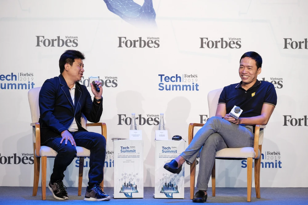 Ông Lê Hồng Minh (phải) trong buổi đối thoại tại Forbes Tech Summit 2019. (Ảnh: CTV/Vietnam+)