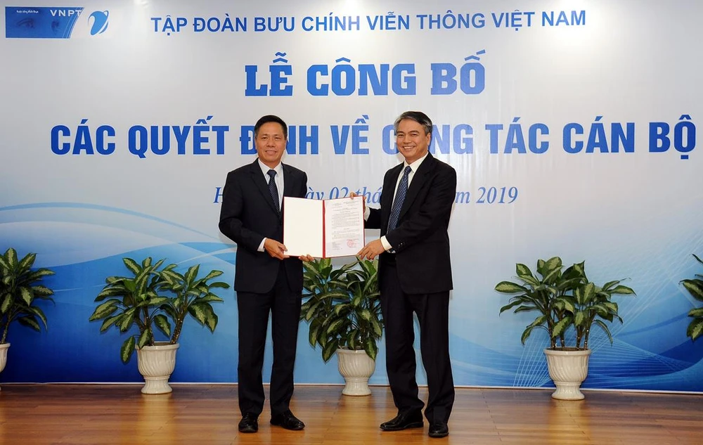 Ông Trần Mạnh Hùng (phải) trao quyết định bổ nhiệm cho ông Tô Dũng Thái. (Nguồn: T.Q)