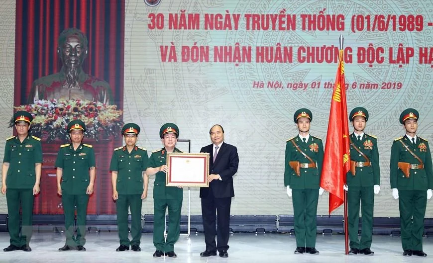 Thủ tướng Nguyễn Xuân Phúc, thừa ủy quyền Chủ tịch nước trao Huân chương Độc lập hạng Nhất cho Tập đoàn Công nghiệp-Viễn thông Quân đội. 