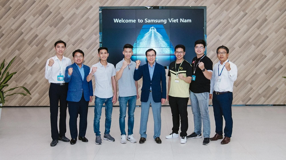 Ông Choi Joo Ho Tổng Giám đốc Samsung Việt Nam và các thí sinh trước ngày lên đường. (Nguồn: SS)
