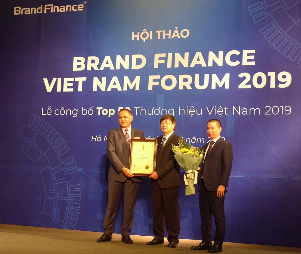 Ông Đinh Minh Sơn - Phó Ban Phát triển thị trường thay mặt Tập đoàn VNPT lên nhận chứng nhận Top 2 thương hiệu giá trị nhất Việt Nam năm 2019. (Nguồn: VNP)