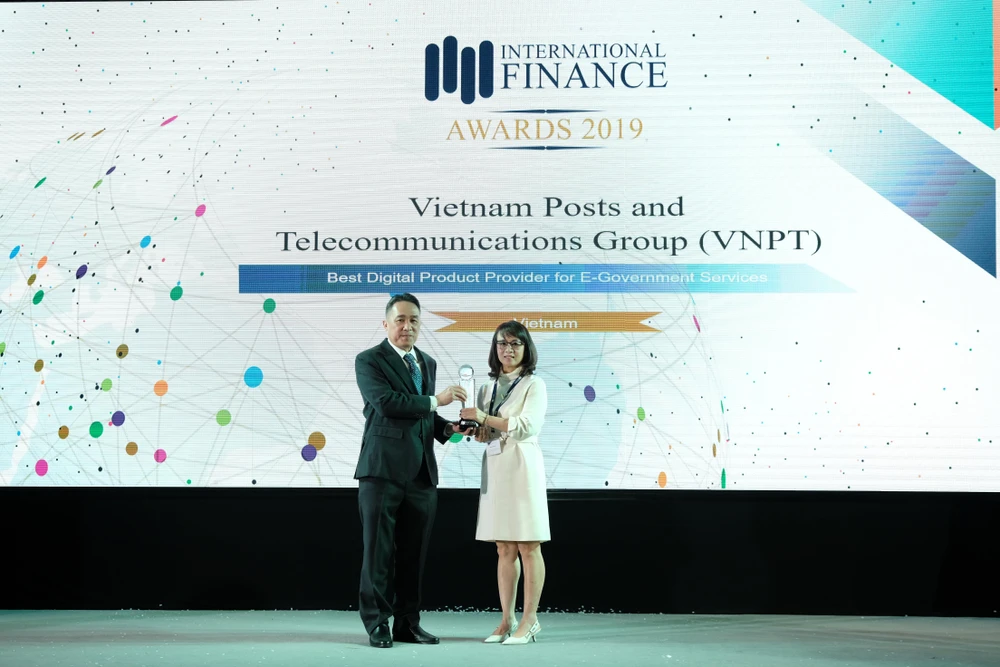 Bà Đỗ Mai Lan – Đại diện của Tập đoàn VNPT lên nhận Cup của Ban tổ chức. (Nguồn: VNP)