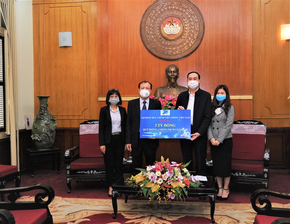 Đại diện lãnh đạo Tập đoàn VNPT trao tượng trưng số tiền ủng hộ công tác phòng, chống dịch COVID-19 thông qua Ủy ban Trung ương Mặt trận Tổ quốc Việt Nam. (Nguồn: VNPT)