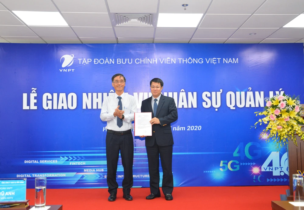 Ông Nguyễn Trường Giang (phải) nhận quyết định Quyền Tổng Giám đốc VinaPhone. (Ảnh: VNP)